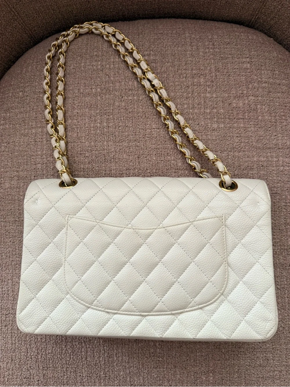 CHANEL White Quilted Shoulder Bag with Gold Chain